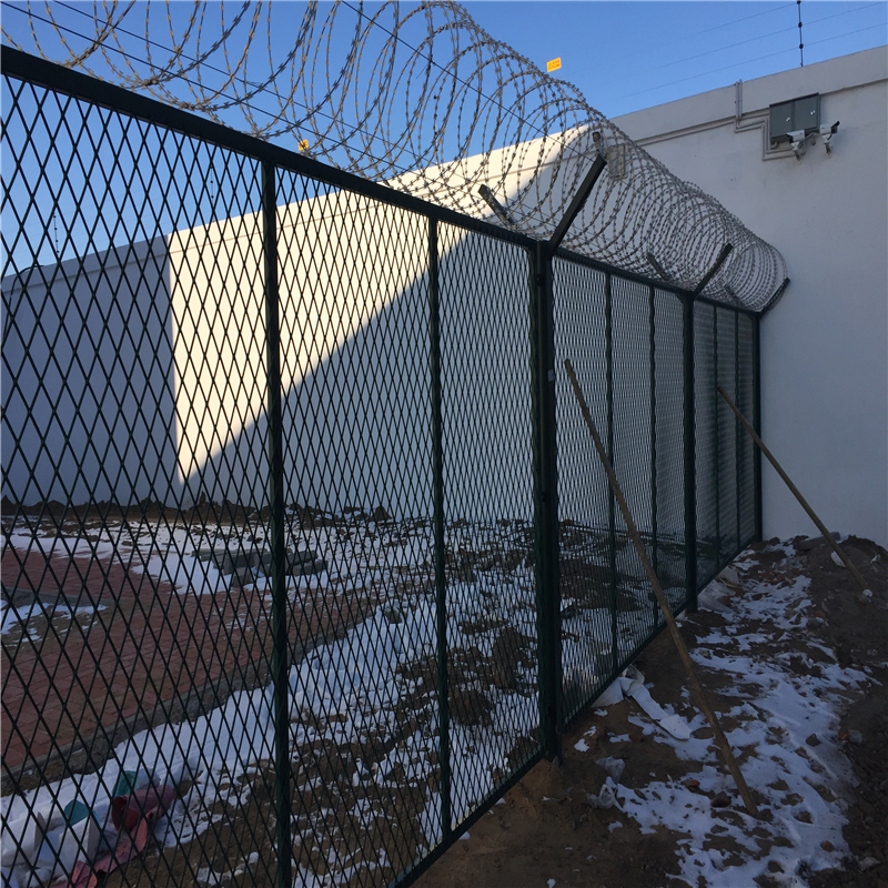 湖北监狱钢网墙焊接钢网加蛇腹形刀刺网