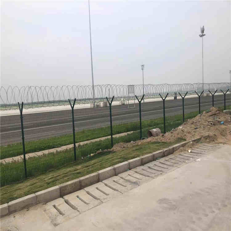 湖北机场护栏网顶部加装刀片刺丝、刀片刺网