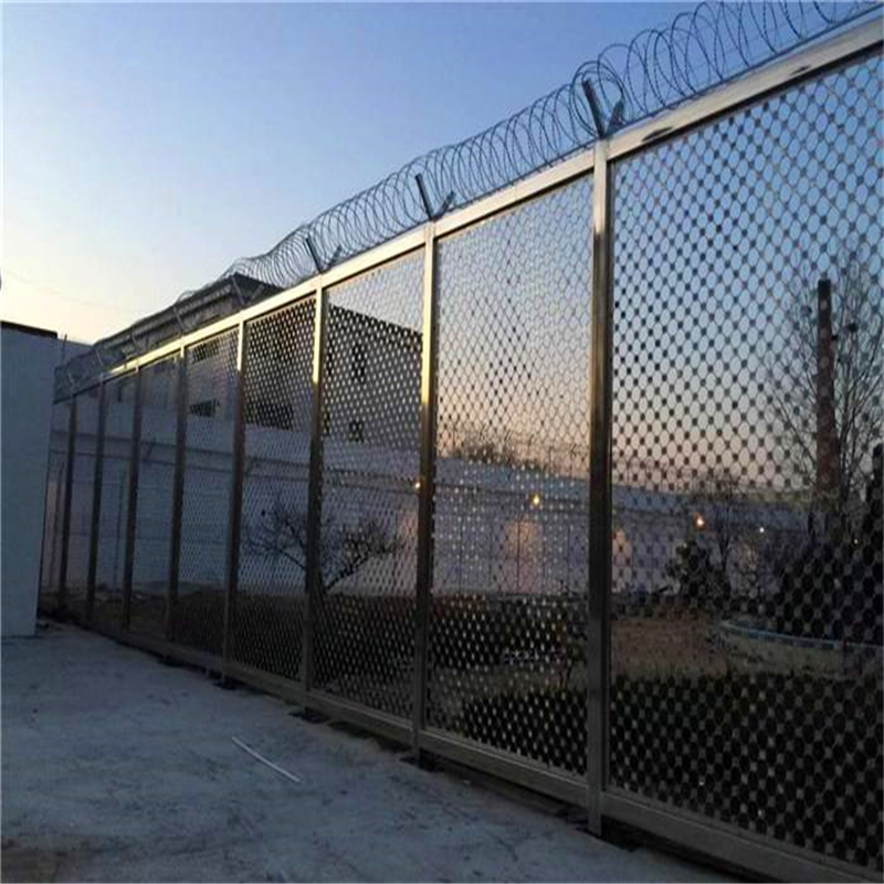 湖北监狱钢网墙防逃铁丝 刀片带刺钢网墙