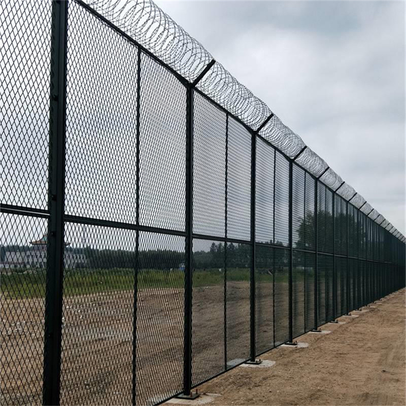 湖北机场护栏网顶部加装刀片刺丝、机场刀片刺网