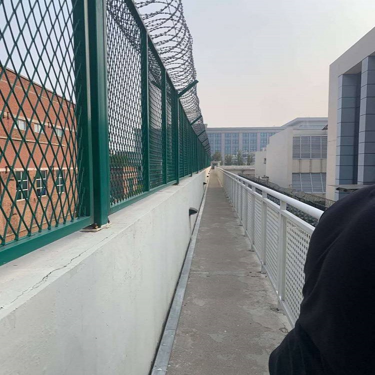 湖北巡逻道隔离网 看守所防爬金属隔离网